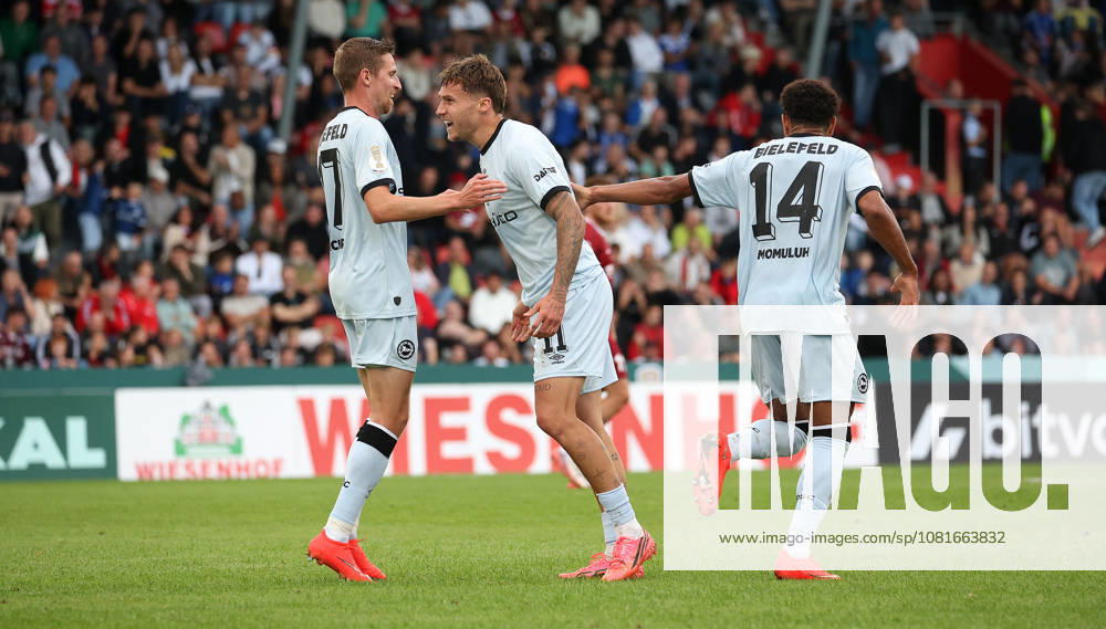 Germany, Aspach: SG Sonnenhof Großaspach vs. Arminia Bielefeld; celebration after the goal that made the score 1–2; from left: Arne Sicker, goal scorer Joel Grodowski, Monju Thaddäus Momuluh (Bielefeld)