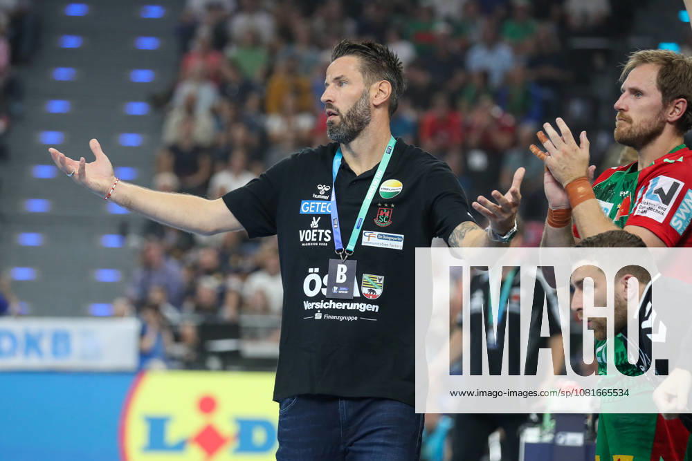 Rexel Super Cup Handball, SC Magdeburg vs. Füchse Berlin, from left: Bennet Wiegert (Magdeburg), coach giving instructions, gesturing with his arms, gesticulate, gives instructions, Munich