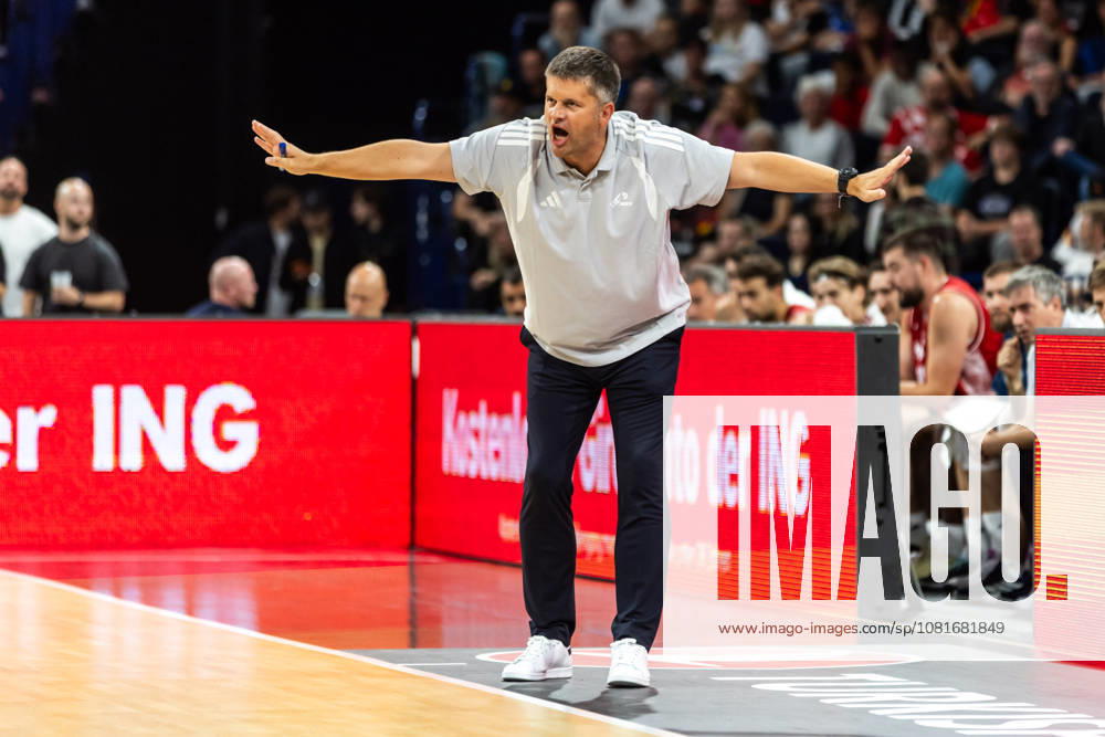 GER, 2026 Turkish Airlines Super Cup, Hamburg, Final, Germany vs. Croatia; Tomislav Mijatovic, Croatia s coach, gives a hand signal; Hamburg Barclays Arena, Hamburg, Germany