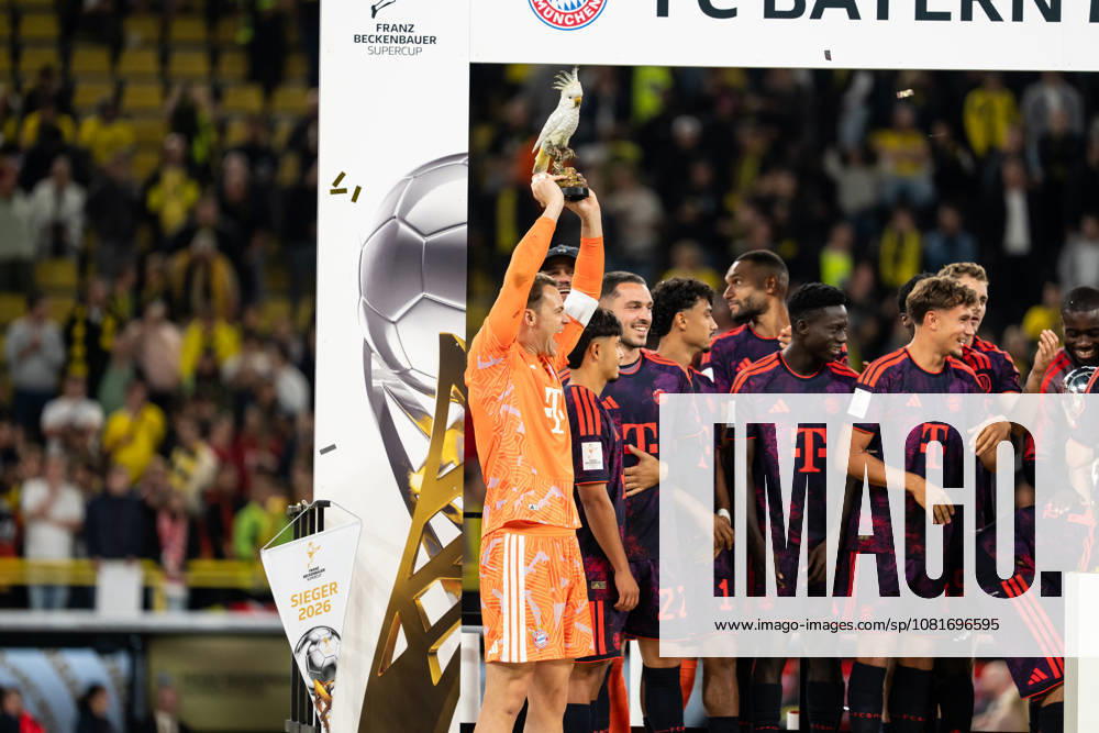 GER Germany, Soccer, 2026–2027 Season, Franz Beckenbauer Super Cup: Borussia Dortmund vs. FC Bayern Munich, Franz Beckenbauer Super Cup Champion 2026, FC Bayern Munich, winner s photo, Harry Kane (FC Bayern Munich), holding up the Kakadu trophy at Signal Iduna Park in Dortmund, North Rhine-Westphalia (NRW), Germany