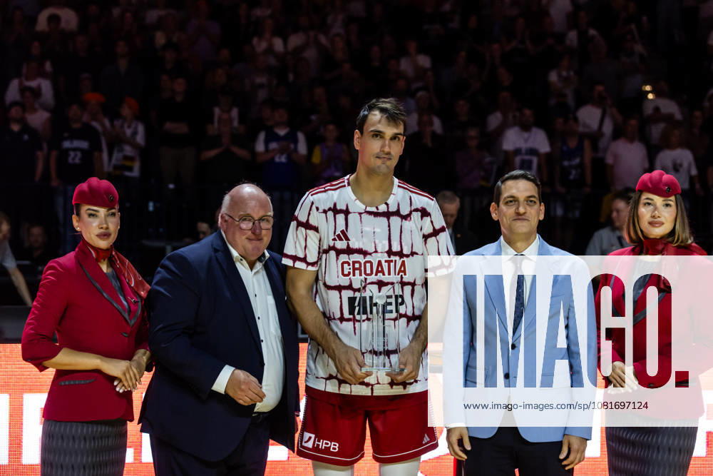 GER, 2026 Turkish Airlines Supercup, Hamburg, Final, Germany vs. Croatia, Ingo Weiss, DBB President, Dario Saric (Croatia), No. 9 holding the trophy for second place, Hamburg Barclays Arena, Hamburg, Germany