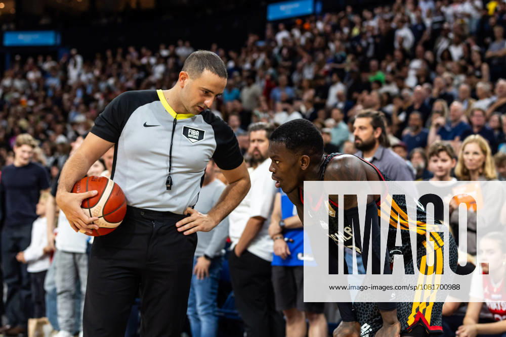 GER, 2026 Turkish Airlines Supercup, Hamburg, Final, Germany vs. Croatia, Dennis Schröder 17, Germany speaks with the referee, Hamburg Barclays Arena, Hamburg, Germany