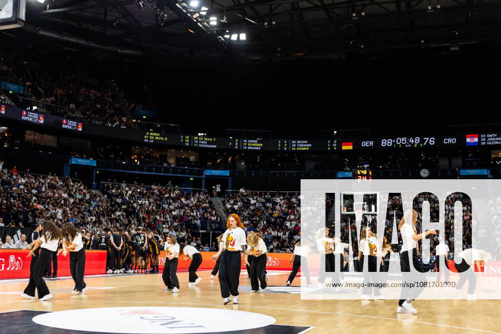 GER, Turkish Airlines Super Cup 2026, Hamburg, Final, Germany vs. Croatia; the Hamburg Dance Team during a timeout; Hamburg Barclays Arena, Hamburg, Germany
