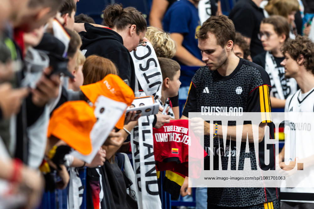 GER, 2026 Turkish Airlines Super Cup, Hamburg, Final, Germany vs. Croatia; Malte Delow (Germany, age 20) signs autographs for fans at the Barclays Arena in Hamburg, Germany
