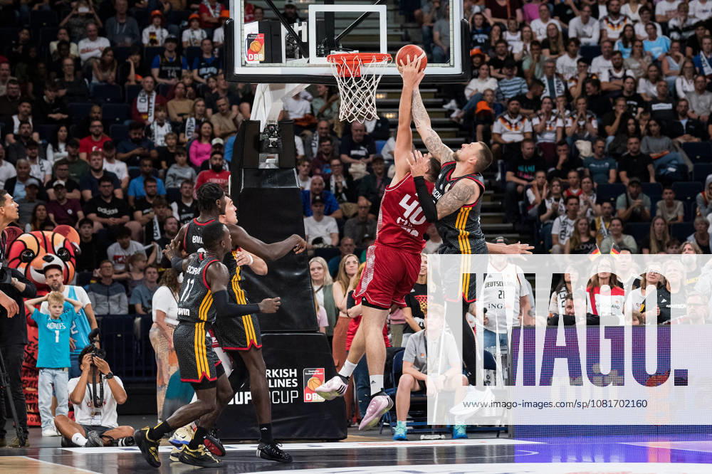 Basketball, Turkish Airlines Super Cup 2026, Turkey vs. Croatia, Barclays Arena Hamburg, August 22, 2026, In the final, Ivica Zubac (40), CROATIA, center, Indiana Pacers, and Daniel Theis (10), GERMANY, forward center, Maccabi Tel Aviv, battle for the rebound