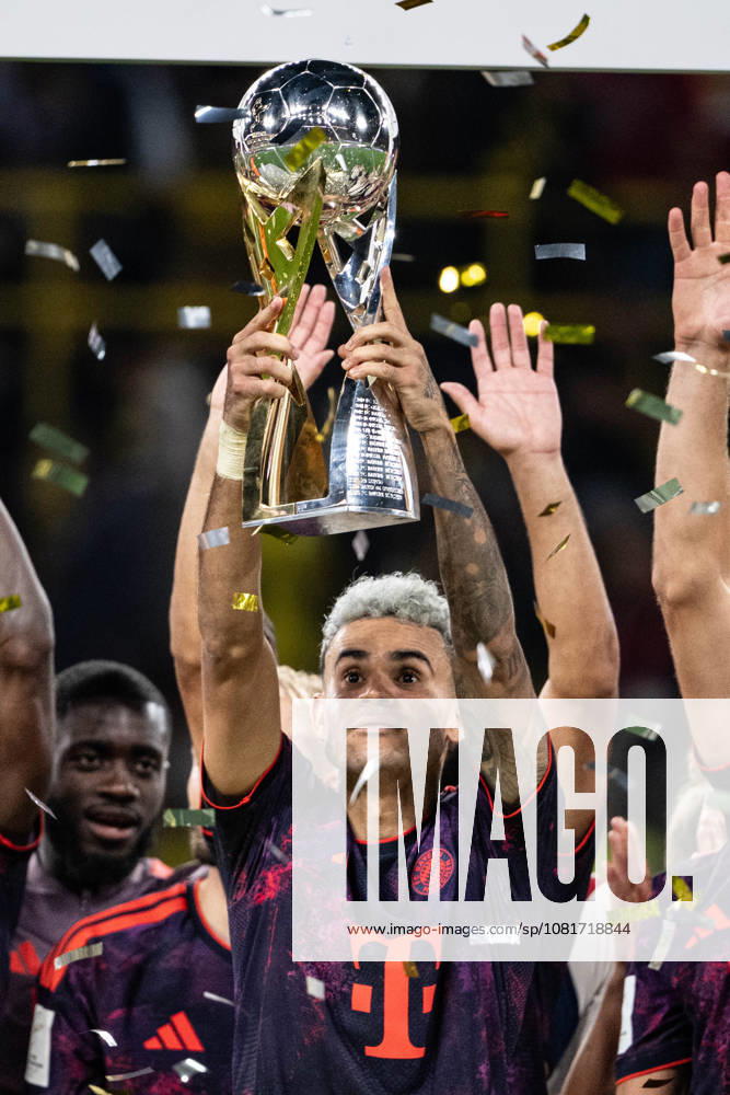 Luis Diaz 14, FC Bayern Munich with the trophy; Borussia Dortmund vs. FC Bayern Munich; soccer; Franz Beckenbauer Super Cup; August 22, 2026. DFB regulations prohibit any use of photographs as image sequences and or quasi-video. Dortmund, North Rhine-Westphalia, Germany