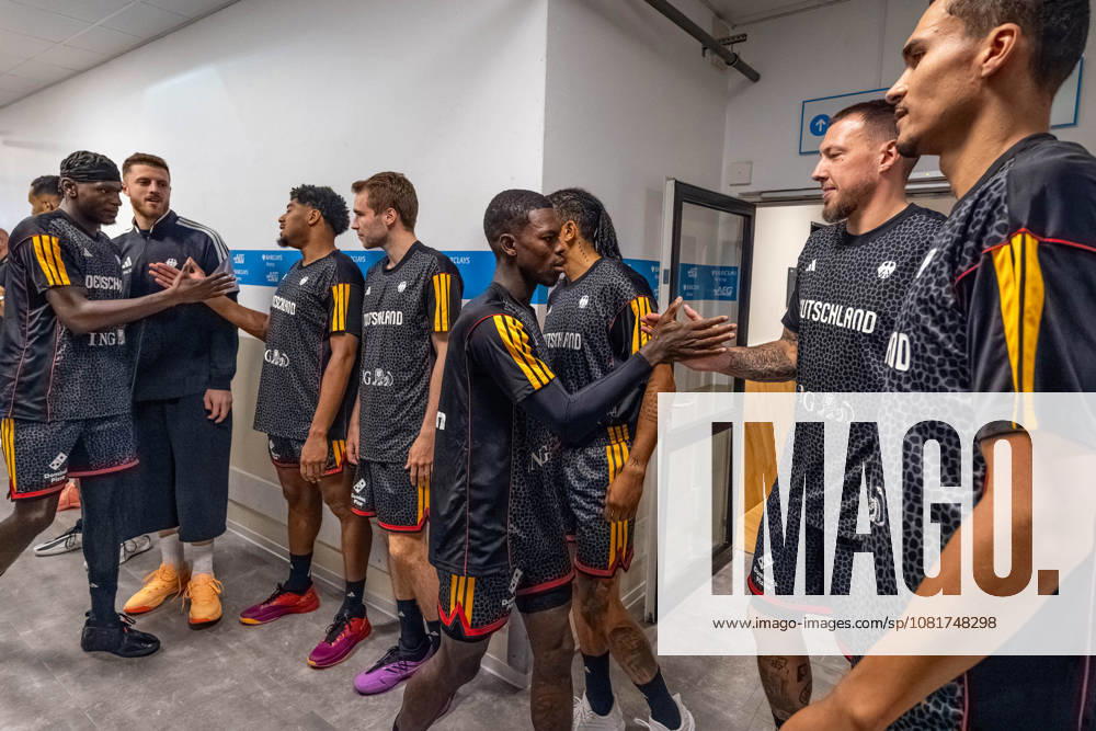 Basketball Hamburg, August 22, 2026; Turkish Airlines Supercup 2026 Final: Germany (GER) vs. Croatia (CRO); Dennis Schröder (Schroeder), Germany, No. 17; Schröder (Schroder) in the locker room before the game; Daniel Theis, Germany, No. 10