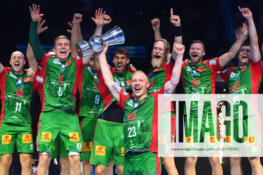 Awards Ceremony, Magnus SAUGSTRUP, SC Magdeburg with trophy, cup, award, players, team photo, team, squad, team photo, Celebration, Joy, Excitement, 2026 Rexel Super Cup Men’s Handball: SC Magdeburg vs. Füchse Berlin 38–30 on August 22, 2026, at SAP GARDEN in Munich