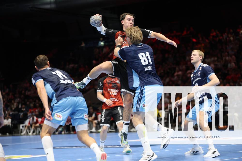 An MTV Braunschweig player jumps to shoot and is blocked by Martin Hovde (81), HSV Hamburg. Einar Olafsson (23), HSV Hamburg, watches the action from the background at the Volkswagen Halle in Braunschweig. An MTV Braunschweig player shoots against Martin Hovde (81), HSV Hamburg.