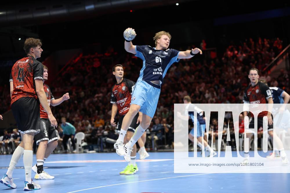Martin Hovde 81 of HSV Hamburg rises for a jump shot at the Volkswagen Halle in Braunschweig, the ball is in his raised shooting hand. Philipp Krause (15, MTV Braunschweig) and Rick Harder (40, MTV Braunschweig) try to stop the attack. Martin Hovde (81, HSV Hamburg) takes a jump shot against MTV Braunschweig