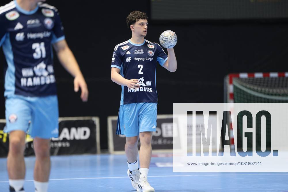 Toma Gadza 2: HSV Hamburg is on the court with the ball and preparing an attack. In the background, you can see the MTV Braunschweig goal. Toma Gadza 2: HSV Hamburg with the ball at the Volkswagen Halle