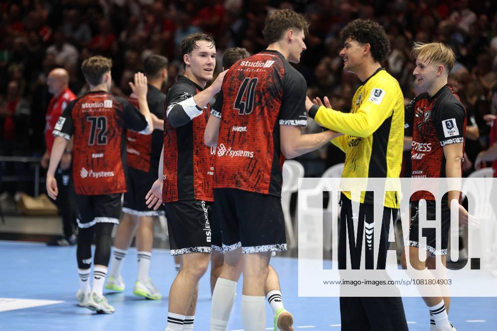 Mika Hoyer and his MTV Braunschweig teammates celebrate together on the court at the Volkswagen Halle in Braunschweig. Rick Harder (40) and Nils Riesch (72) are also seen in the photo, while the goalkeeper in the yellow jersey is also caught up in the celebration: Mika Hoyer (No. 77) of MTV Braunschweig celebrating with his teammates