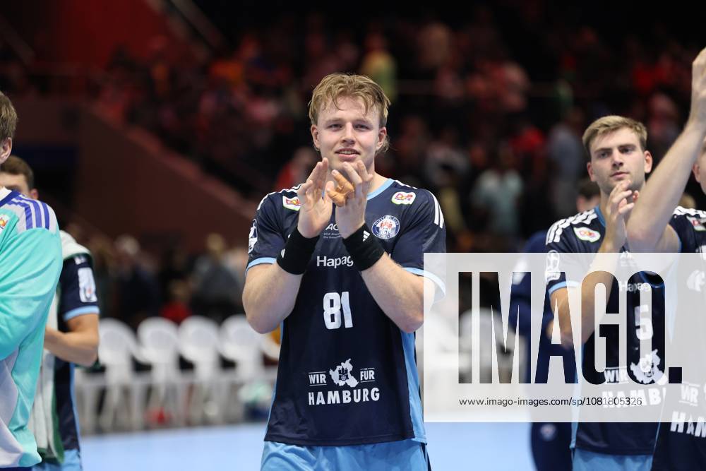 Martin Hovde (81, HSV Hamburg) claps his hands after the game at the Volkswagen Halle in Braunschweig, with Oliver Norlyk (5, HSV Hamburg) standing next to him. The HSV players celebrate together with the spectators. Martin Hovde (81, HSV Hamburg) and Oliver Norlyk (5, HSV Hamburg) applaud the fans.