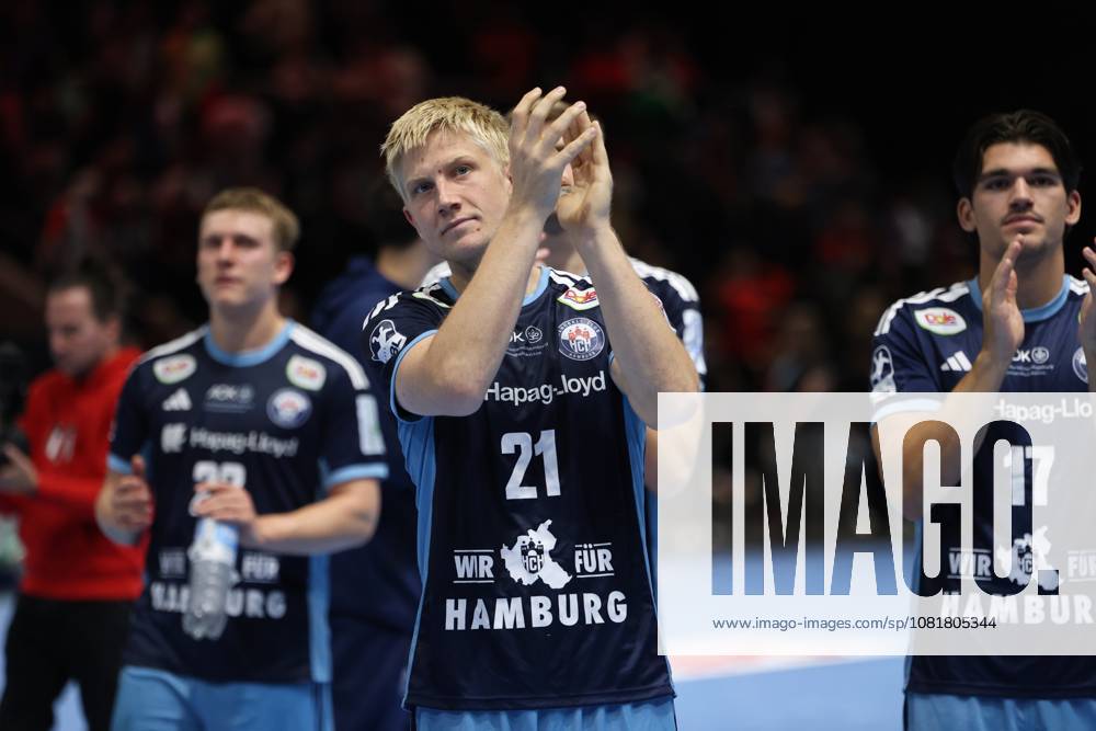 Frederik Bo Andersen, 21, of HSV Hamburg claps his hands after the game at the Volkswagen Halle in Braunschweig, flanked by Kaj Geenen, 17, of HSV Hamburg, and another teammate. The HSV players thank the spectators. Frederik Bo Andersen, 21, of HSV Hamburg, and Kaj Geenen, 17, of HSV Hamburg, applaud the fans.