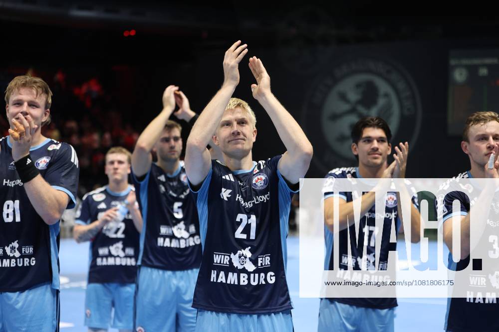 Frederik Bo Andersen, 21, of HSV Hamburg, applauds the fans with his hands raised, flanked by Martin Hovde, 81, of HSV Hamburg, Noah Beyer 22 (HSV Hamburg) and Kaj Geenen 17 (HSV Hamburg). The entire team celebrates together at the Volkswagen Halle in Braunschweig. Frederik Bo Andersen 21 (HSV Hamburg) leads the celebration after the game ends.