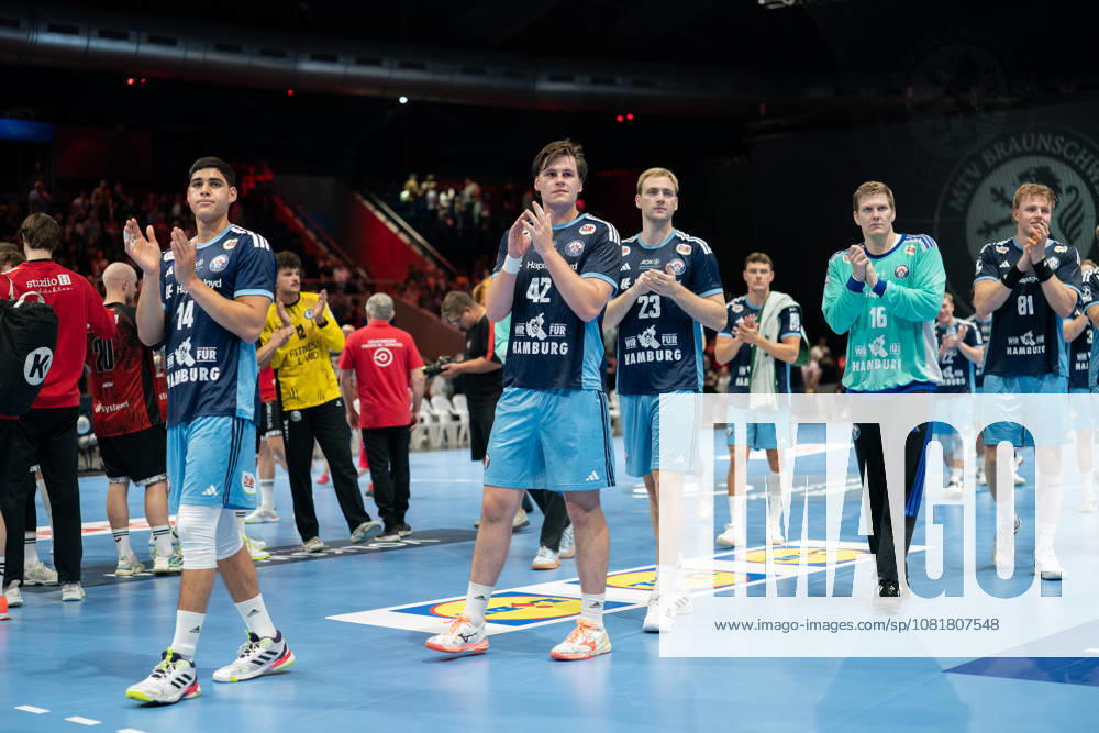 The Hamburg team thanks the fans who traveled with them after their victory in the DHB Cup GER, MTV Braunschweig vs. HCH Hamburg, Handball, DHB Cup, Round 1, 2026–27 season, August 23, 2026, GER, MTV Braunschweig vs. HCH Hamburg, handball, DHB Cup, Round 1, 2026–27 season, August 23, 2026, Braunschweig