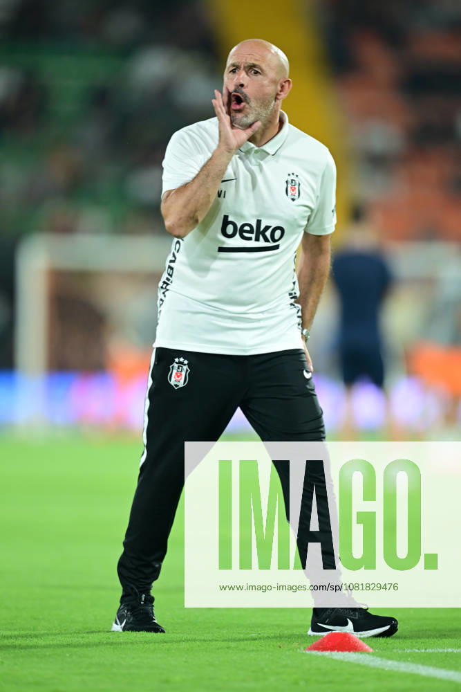 Alanyaspor v Besiktas - Turkish Super Lig ANTALYA, TURKIYE - AUGUST 23: Besiktas head coach Vincenzo Italiano gives instructions to his players prior to the Turkish Super Lig match between Corendon Alanyaspor and Besiktas at Alanya Oba Stadium, on August 23, 2026 in Antalya, Turkiye. Orhan Cicek Anadolu Antalya Turkey. Editorial use only. Please get in touch for any other usage.