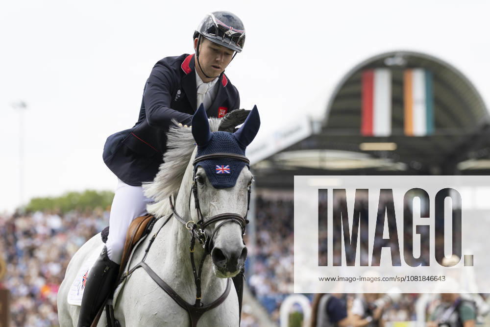 Harry CHARLES (GBR) on LT Holst Freda, praising his horse, single frame, individual action, in the S3 jumping competition, Round A, FEI Jumping World Championship Individual Final LONGINES Prize, on August 23, 2026, FEI World Equestrian Championships Aachen 2026, August 11–23, 2026, in Aachen, Germany Â