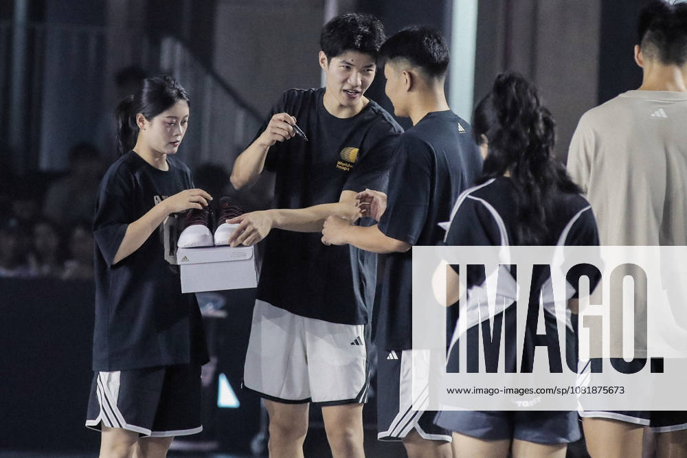 Chinese basketball player Xie Liyongwei signs an autograph for a winning player during the 2026 NBA, Basketball Herren, USA Star China Tour on August 23, 2026 in Shanghai, China. Oklahoma City Thunder player Jalen Williams attended the event which included media interviews and commercial activities.