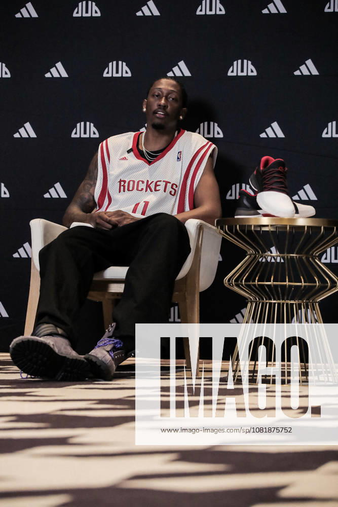 NBA, Basketball Herren, USA star Jalen Williams, wearing a Yao Ming jersey, speaks to the media during his visit to China on August 23, 2026 in Shanghai, China.