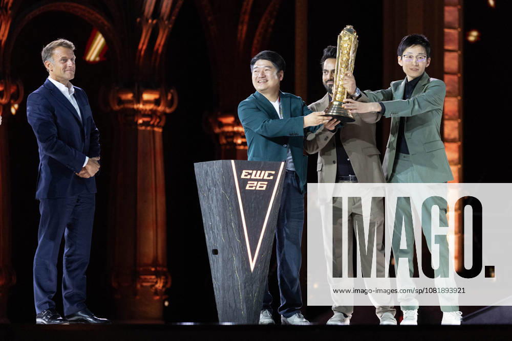 Emmanuel Macron And Mohammed Bin Salman Attend Esports World Cup Closing Ceremony - Paris France s President Emmanuel Macron presents the EWC 2026 Club champions award to team All Gamers (AG AL) including club chairman Le Kedeng during the closing ceremony of the Esports World Cup at the Grand Palais in Paris, on August 23, 2026. Photo by Raphael Lafargue ABACAPRESS.COM Paris Ile-de-France France
