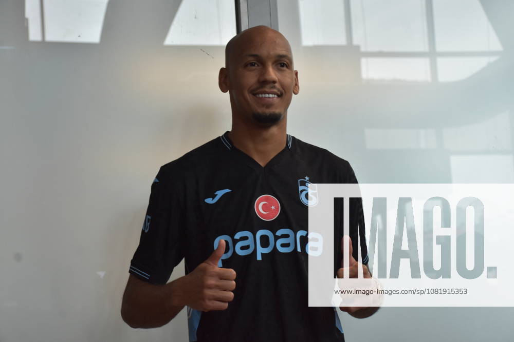 Brazilian footballer Fabinho in Trabzon TRABZON, TURKIYE - AUGUST 24: Brazilian footballer Fabinho gestures as he is welcomed by Trabzonspor supporters outside the International Arrivals Terminal at Trabzon Airport in Trabzon, Turkiye, on August 24, 2026.Fabinho arrived in the city after reaching an agreement in principle with Trabzonspor and answered questions from journalists following his arrival. Duygu Avunduk Anadolu Trabzon Turkey. Editorial use only. Please get in touch for any other usage.