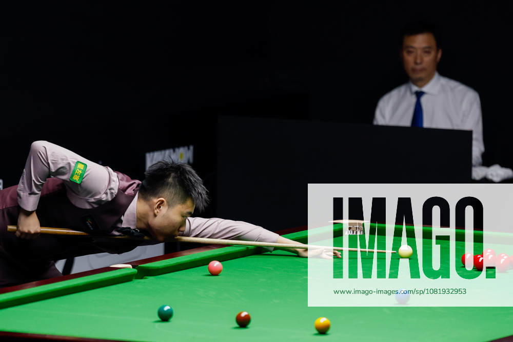 (260824) -- WUHAN, Aug. 24, 2026 -- Fan Zhengyi competes during a round 2 match between Mark Selby of England and Fan Zhengyi of China at Wuhan Open 2026 snooker tournament in Wuhan, central China s Hubei Province, Aug. 24, 2026. ) (SP)CHINA-SNOOKER-WUHAN OPEN WuxZhizun