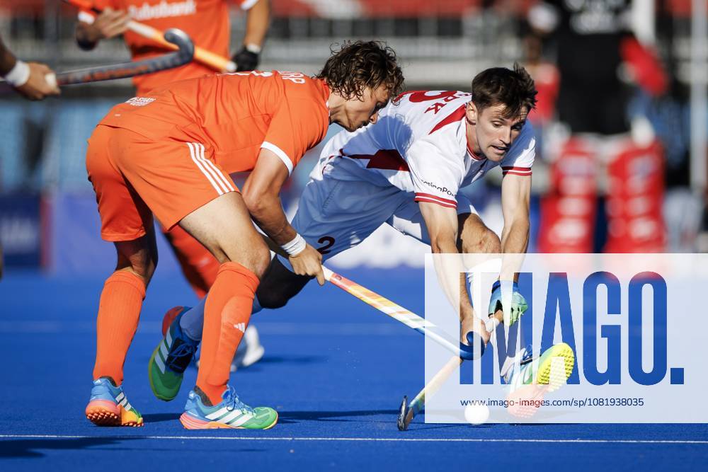 AMSTELVEEN - Floris Middendorp of the Netherlands and Nick Park of England during the Hockey World Cup match between the Netherlands and England at the Wagener Stadium. KOEN VAN WEEL ANP ANPxSportx IVx 566201675 originalFilename: 566201675
