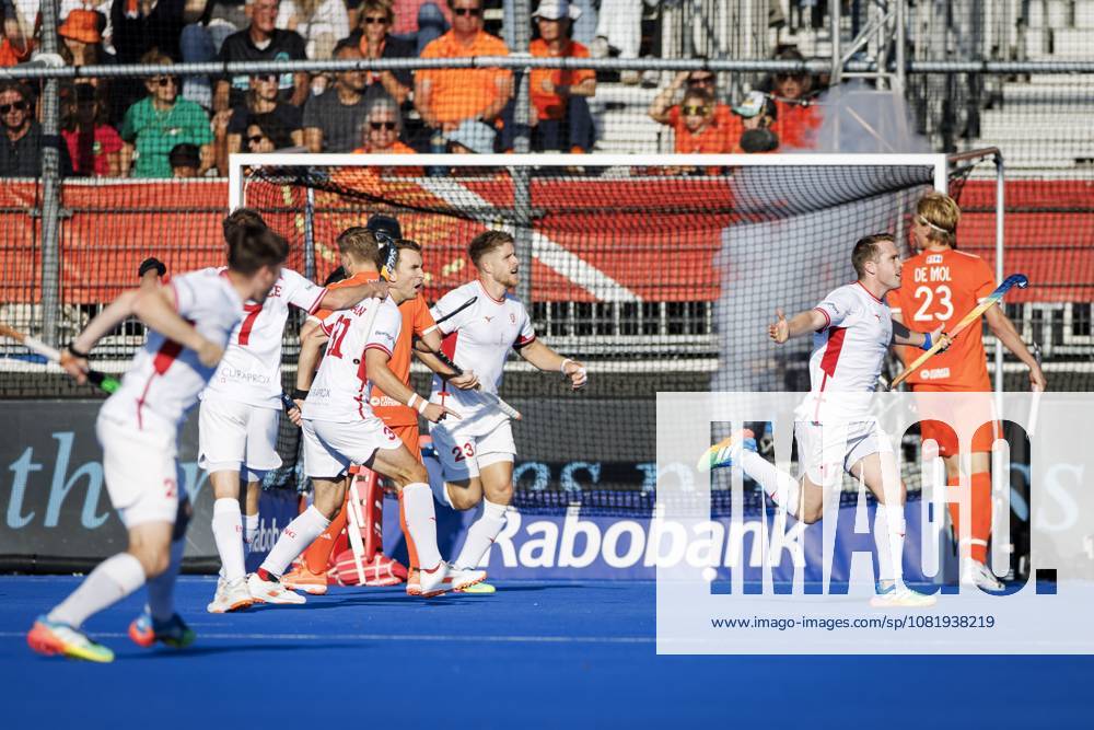 AMSTELVEEN - England players celebrate Stuart Rushmere s 0-1 goal during the Hockey World Cup match between the Netherlands and England at the Wagener Stadium. KOEN VAN WEEL ANP ANPxSportx IVx 566201718 originalFilename: 566201718