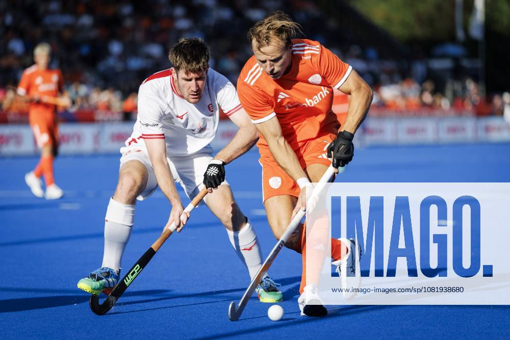 AMSTELVEEN - Liam Sanford of England and Thijs van Dam of the Netherlands during the Hockey World Cup match between the Netherlands and England at the Wagener Stadium. KOEN VAN WEEL ANP ANPxSportx IVx 566201807 originalFilename: 566201807