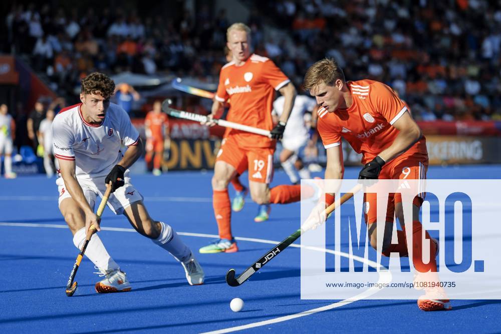 AMSTELVEEN - Conor Williamson of England and Koen Bijen of the Netherlands during the Hockey World Cup match between the Netherlands and England at the Wagener Stadium. KOEN VAN WEEL ANP ANPxSportx IVx 566202588 originalFilename: 566202588