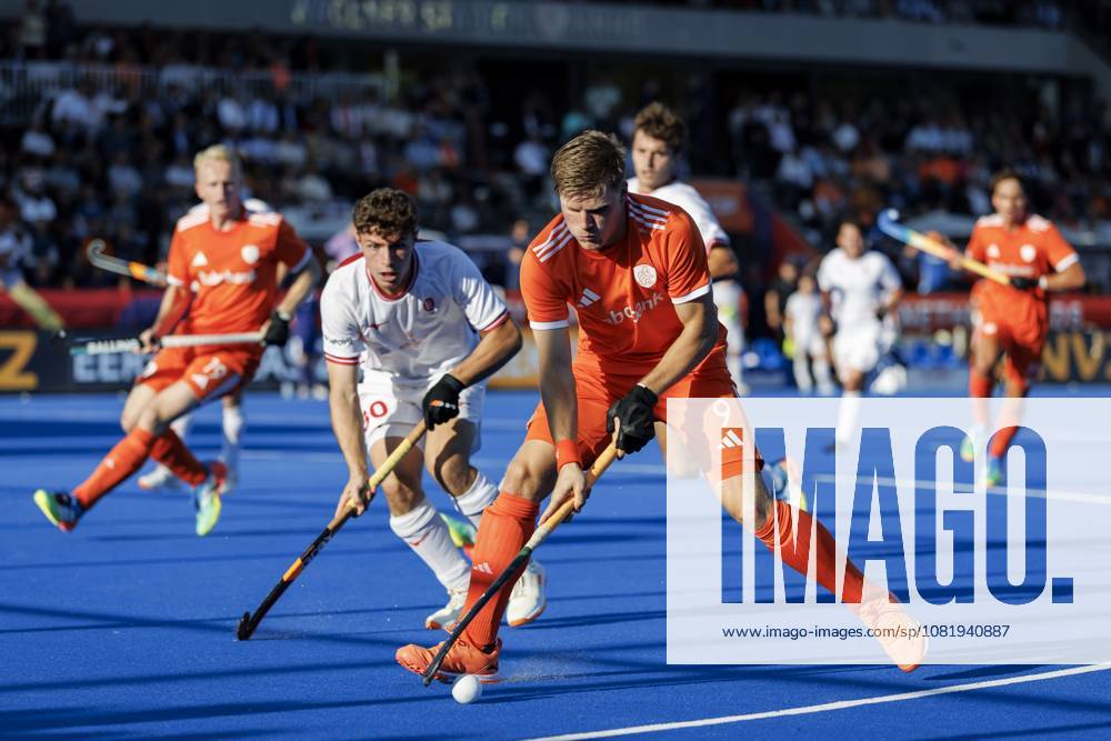 AMSTELVEEN - Conor Williamson of England and Koen Bijen of the Netherlands during the Hockey World Cup match between the Netherlands and England at the Wagener Stadium. KOEN VAN WEEL ANP ANPxSportx IVx 566202746 originalFilename: 566202746