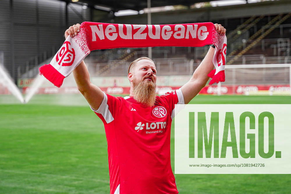 Germany Soccer Season 2026–2027, Google Pixel Women s Bundesliga, 1 FSV Mainz 05 Women vs. SV Werder Bremen Women at Bruchwegstadion in Mainz; stadium announcer wearing a scarf, facial expressions, emotions; Mainz Bruchwegstadion, Germany