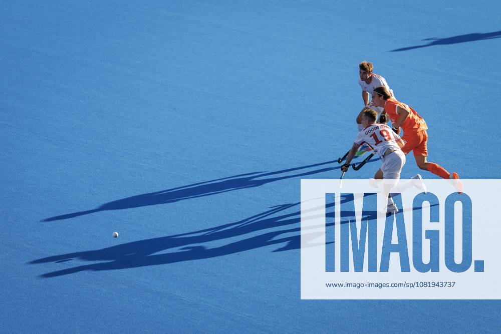 AMSTELVEEN - David Goodfield of England and Floris Middendorp of the Netherlands during the Hockey World Cup match between the Netherlands and England at the Wagener Stadium. KOEN VAN WEEL ANP ANPxSportx IVx 566203776 originalFilename: 566203776