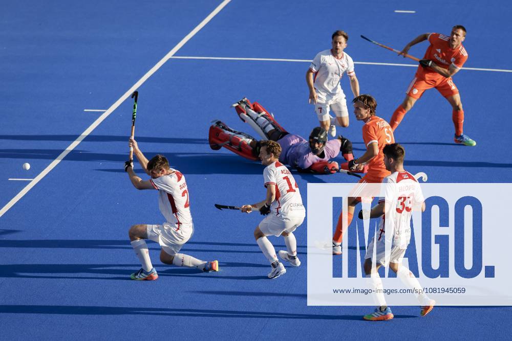 AMSTELVEEN - Liam Sanford of England, James Albery of England, goalkeeper James Mazarelo of England, Zachary Wallace of England, Jorrit Croon of the Netherlands, Duco Telgenkamp of the Netherlands and Samuel Hooper of England during the match at the Hockey World Cup between the Netherlands and England at the Wagener Stadium. KOEN VAN WEEL ANP ANPxSportx IVx 566204322 originalFilename: 566204322
