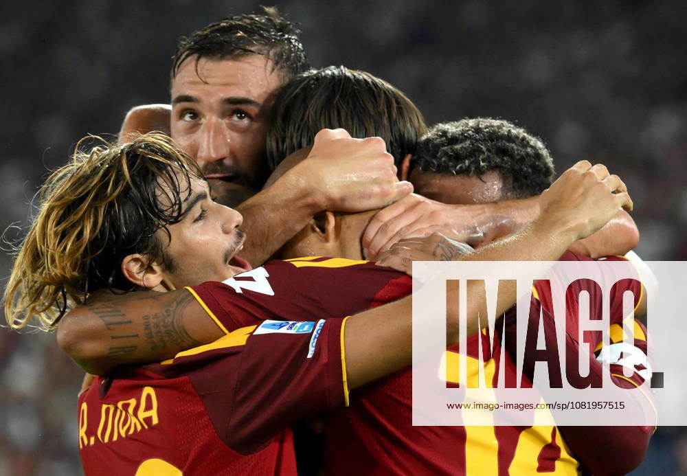 AS Roma s Donyell Malen celebrates with his teammates after scoring the 1-0 goal during the Italian Serie A soccer match AS Roma vs ACF Fiorentina at Olimpico stadium in Rome, Italy, 24 August 2026. ANSA ALESSANDRO DI MEO Serie A - Roma Vs Fiorentina - ZUMAa110 20260824_zaf_a110_047