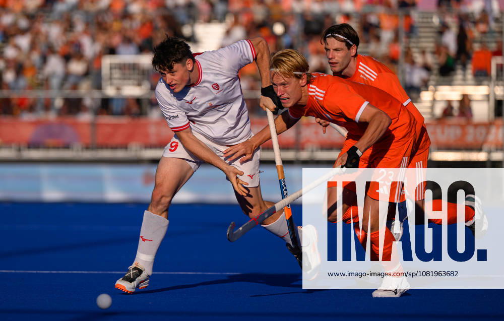 Hockey World Cup Day Ten Henry Croft of England battles for the ball with Joep de Mol of Netherlands during the match in Pool E of the 2026 FIH Hockey World Cup at Wagener Stadium, Amstelveen 24 08 2026 UK Newspapers OUT