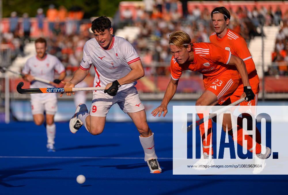 Hockey World Cup Day Ten Henry Croft of England battles for the ball with Joep de Mol of Netherlands during the match in Pool E of the 2026 FIH Hockey World Cup at Wagener Stadium, Amstelveen 24 08 2026 UK Newspapers OUT