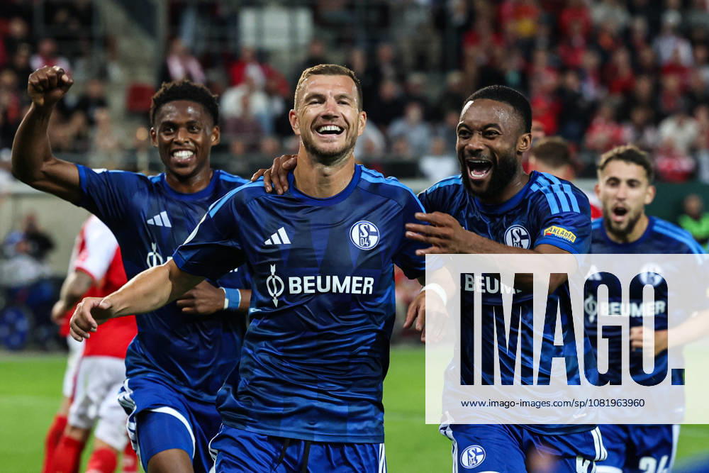Goal celebration: Scorer Edin Dzeko of FC Schalke 04 scores on a penalty kick to make it 1–2 in the first round of the DFB Cup, 2026–2027 season, Hallescher FC Halle vs. FC Schalke 04 at the Leuna Chemie Stadium in Halle an der Saale. Action, soccer,man, men, Germany