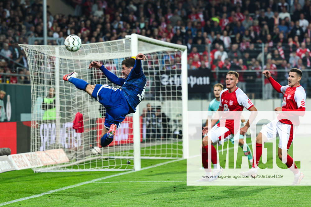 Robin Gosens, FC Schalke 04, 8:01, DFB Cup Main Round, 2026–2027 Season: Hallescher FC Halle vs. FC Schalke 04 at Leuna Chemie Stadium in Halle Saale; Action, Soccer, Man,Men, Germany