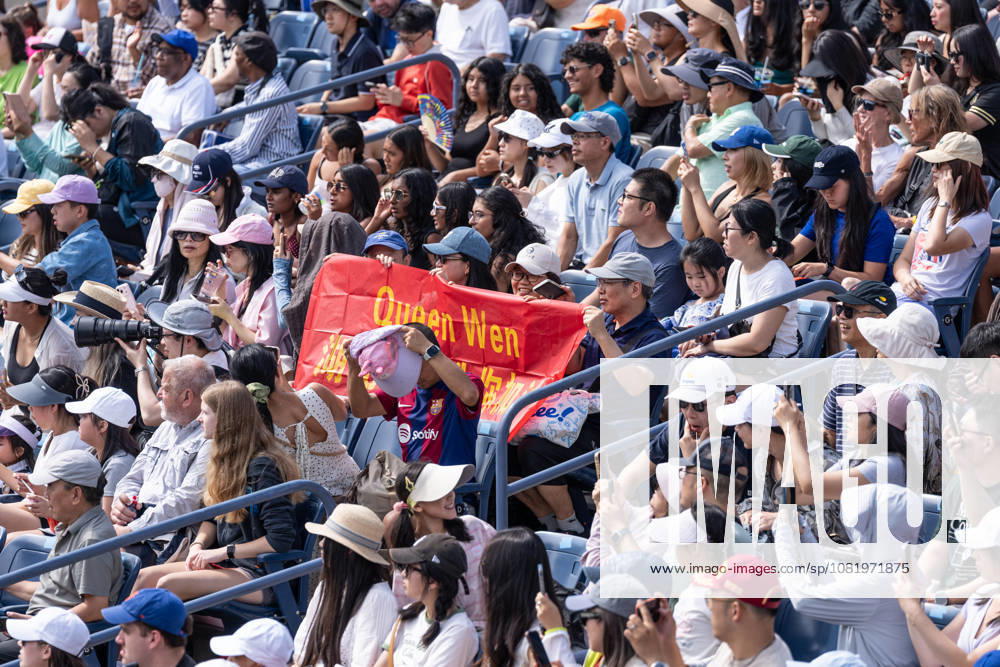 2026 US Open Championship NEW YORK, UNITED STATES - AUGUST 24: Fans of Qinwen Zheng unfurl poster during a women s qualifying singles match 1st round of the 2026 US Open Championship at USTA Billie Jean King National Tennis Center on August 24, 2026 in Flushing, NY. Qinwen Zheng won in straight sets. Lev Radin Anadolu New york United States. Editorial use only. Please get in touch for any other usage.