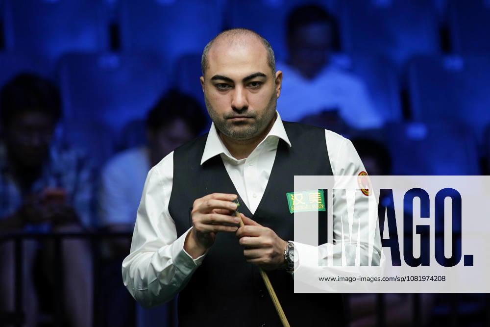 Hossein Vafaei of Iran chalks the cue in the third round match against Neil Robertson of Australia on day 3 of Wuhan Open 2026 at the Optics Valley Gymnasium of Huazhong University of Science and Technology on August 25, 2026 in Wuhan, Hubei Province of China.