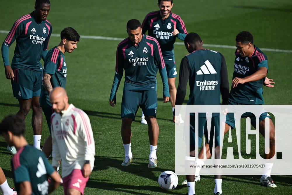 Real Madrid s training session MADRID, SPAIN - AUGUST 25: Jude Bellingham (R) and Kylian Mbappe (C) of Real Madrid takes part in a training session at the club s Valdebebas training facilities ahead of their La Liga match against Real Sociedad, on August 25, 2026 in Madrid, Spain. Burak Akbulut Anadolu Madrid Spain. Editorial use only. Please get in touch for any other usage.