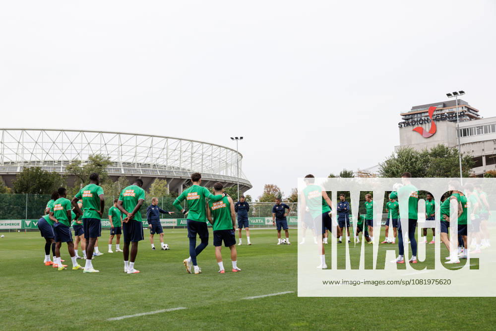 SOCCER - UEFA ECL, Rapid vs Hearts VIENNA,AUSTRIA,25.AUG.26 - SOCCER - UEFA Conference League, play-off, SK Rapid Wien vs Heart of Midlothian FC, preview, training Rapid. Image shows head coach Johannes Hoff Thorup (Rapid) and the team of Rapid. GEPAxpictures Rauthner