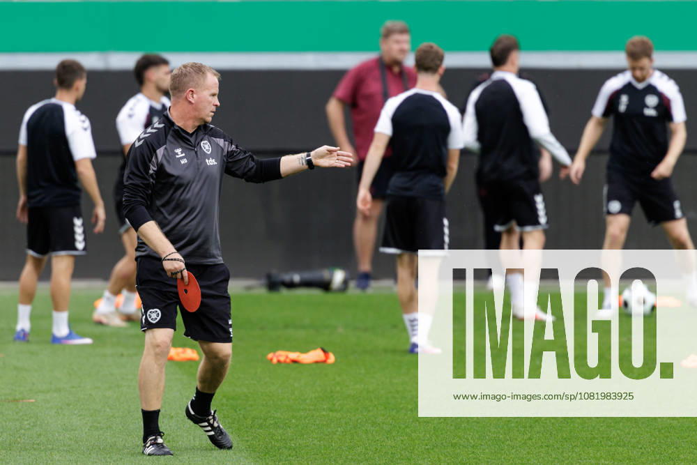 SOCCER - UEFA ECL, Rapid vs Hearts VIENNA,AUSTRIA,25.AUG.26 - SOCCER - UEFA Conference League, play-off, SK Rapid Wien vs Heart of Midlothian FC, preview, training Hearts. Image shows head coach Wouter Vrancken (Hearts) and the team of Hearts. GEPAxpictures Rauthner
