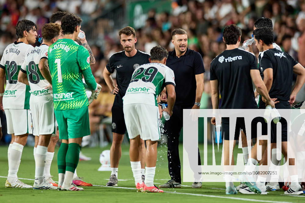 Martin Anselmi of Elche CF with players during the LaLiga EA Sports 2026 27 match between Elche CF and FC Barcelona, Barca at Estadio Manuel Martinez Valero on August 23, 2026 in Elche, Spain. Elche CF V FC Barcelona - La Liga EA Sports - ZUMAr232 20260823_zsp_r232_042