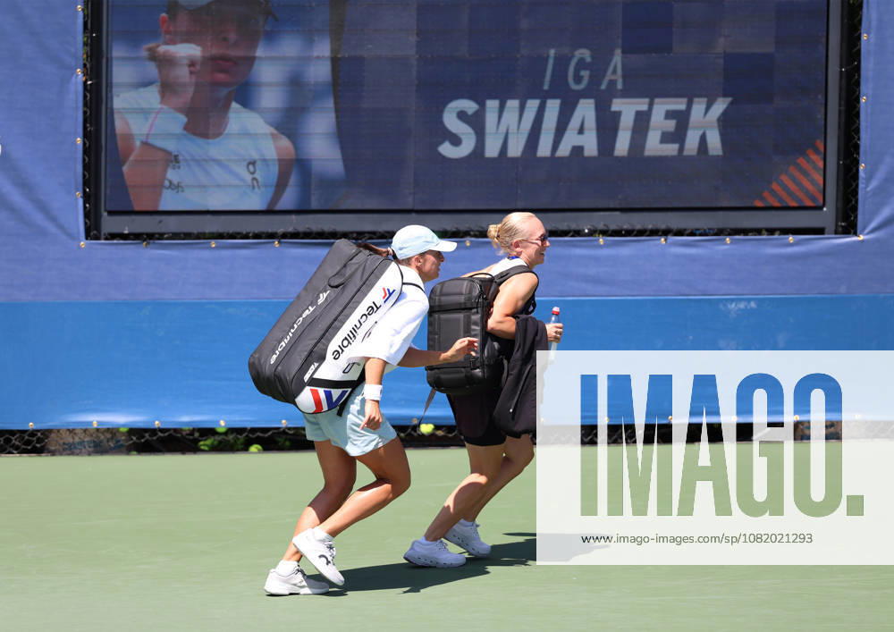 IGA SWIATEK and DARIA ABRAMOWICZ of Poland during practise session before US Open. New York, USA. Tennis: US Open - Iga Swiatek And Daria Abramowicz - ZUMAc278 20260826_zsp_c278_005