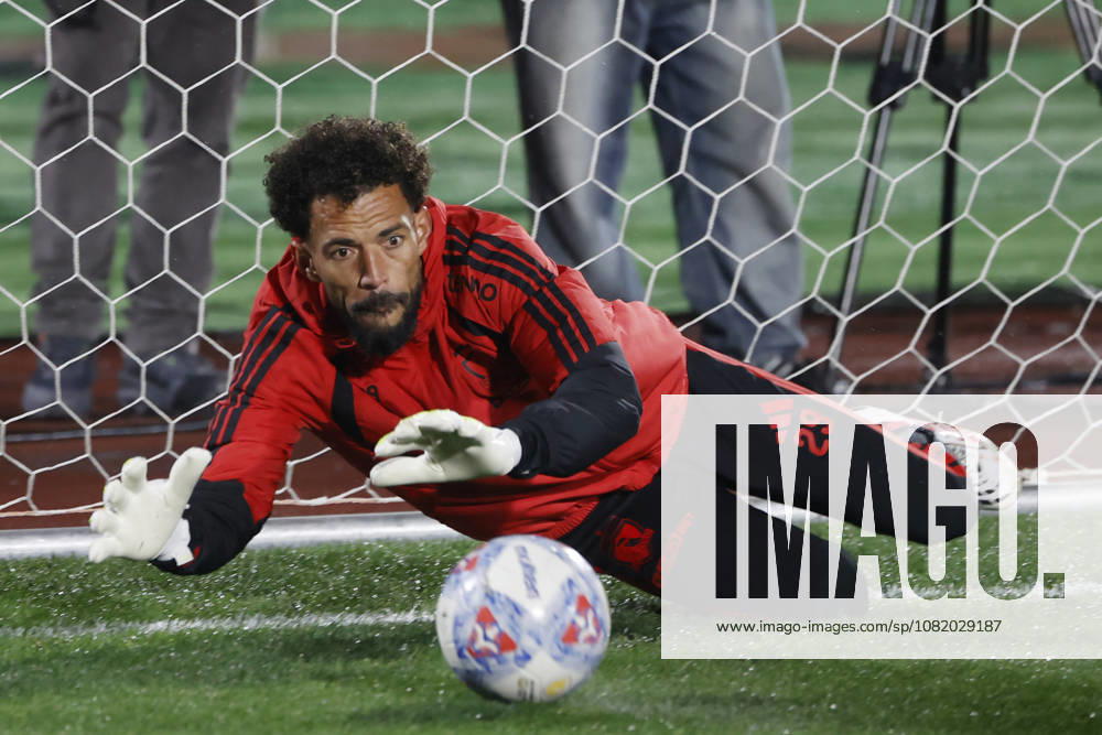 (260827) -- SANTIAGO, Aug. 27, 2026 () -- Colo Colo s goalkeeper Vozinha warms up before the Copa Chile group E football match between Colo Colo and Union Espanola in Santiago, Chile, on Aug. 26, 2026 (Str ) (SP)CHILE-SANTIAGO-FOOTBALL-COPA CHILE-COLO COLO VS UNION ESPANOLA Xinhua