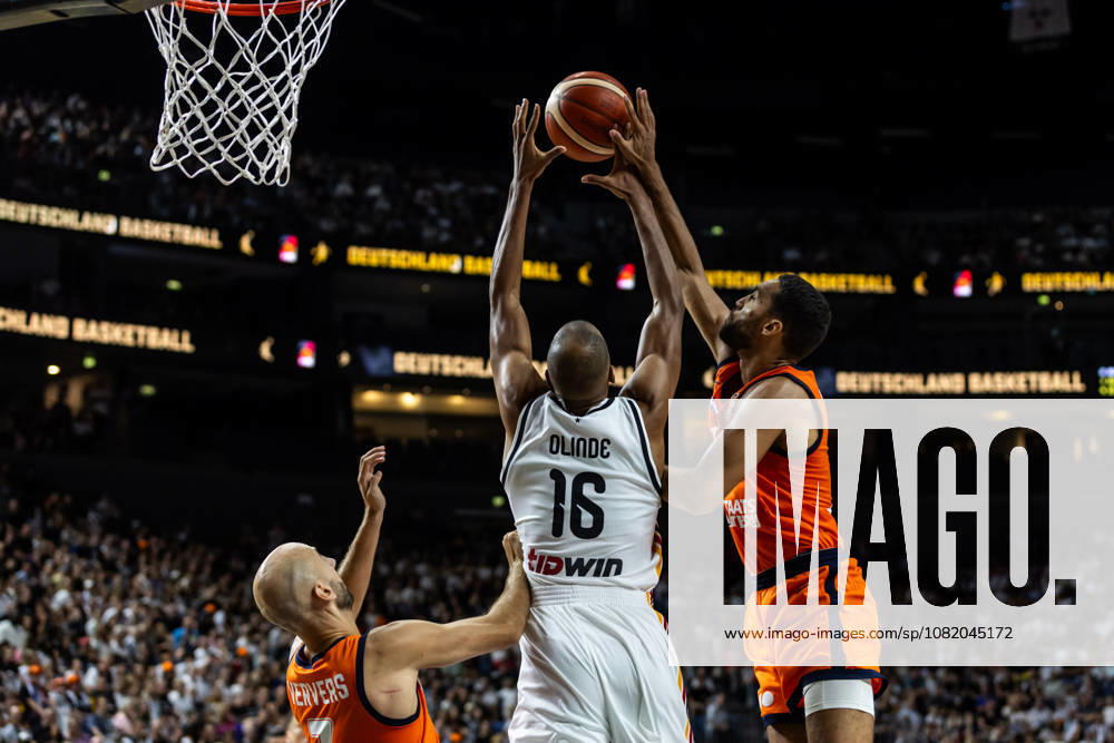 GER, FIBA 2027 Basketball World Cup, European Qualifiers, Cologne, Germany vs. Turkey; Louis Olinde (Germany), No. 16, in a one-on-one matchup against Yannick Franke (Netherlands), No. 0; Cologne, LANXESS arena, North Rhine-Westphalia, Germany