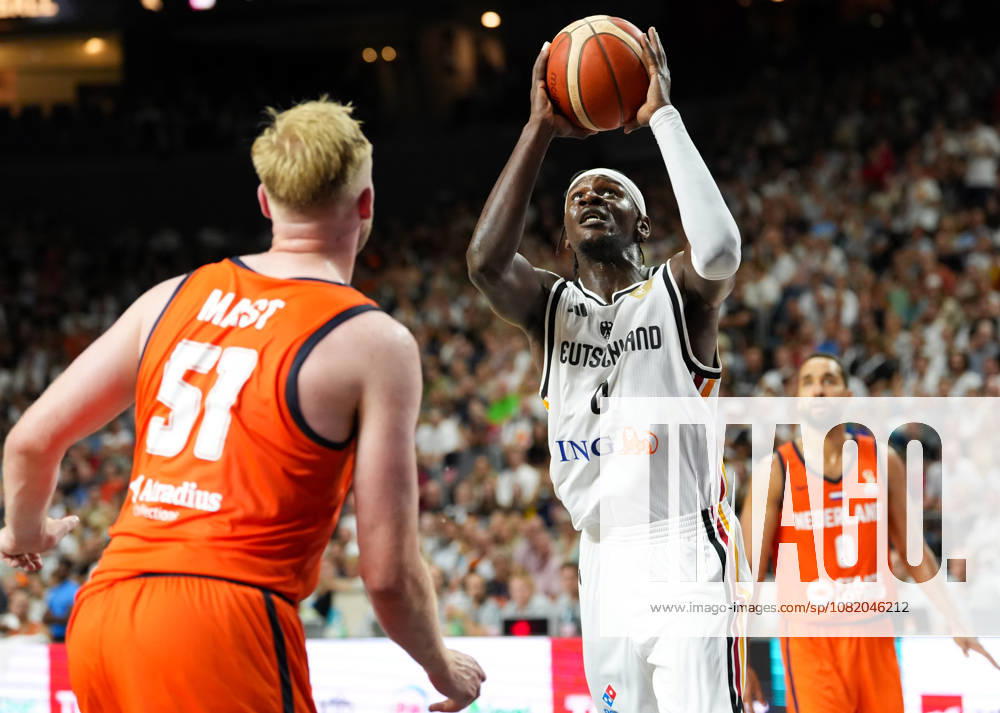 Isaac Bonga (Deutschland, 0) schiesst den Ball. GER, Deutschland vs Niederlande, Basketball, Länderspiel, World Cup European Qualifiers, LANXESS arena, Köln, 27.08.2026 Foto: HMB Media Scott W. Coleman Köln LANXESS arena Nordrhein-Westfalen GER